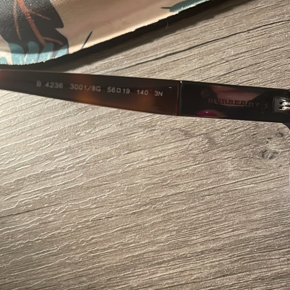 Burberry sunglasses - Picture 6 of 7